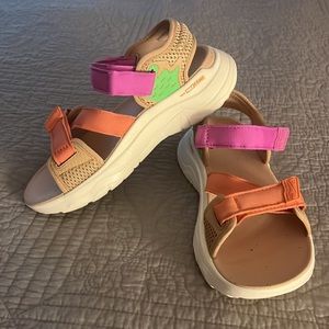 Teva Zymic Sandals, women’s size 6, EUC